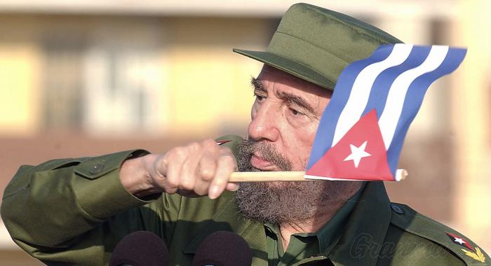 Lo primero que Fidel nos exigiría para analizar este «hecho social total» sería apartar las teorizaciones abstractas y armarnos de ese «sentido del momento histórico» que caracterizó a su mirada a la hora de descifrar circunstancias complejas y de tomar decisiones. Foto: Juvenal Balán