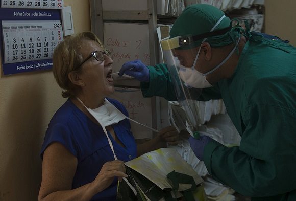 Realizan pruebas de PCR, para diagnosticar presencia del Covid-19 a cuidadanos cubanos de manera aleatoria en sus respectivas areas de salud. Foto: Ismael Francisco/ Cubadebate.