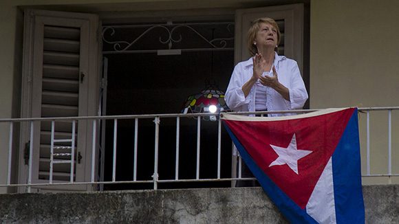 Allí, en los hogares, a salvo, hoy somos más útiles. Foto: Ismael Francisco/Cubadebate.