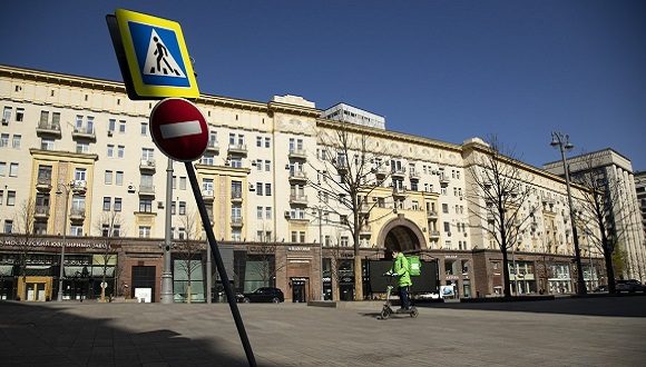 Las calles desiertas de la ciudad de Moscú, mientras un repartidor de comida pasa cerca de la muralla del Kremlin. Foto: AP