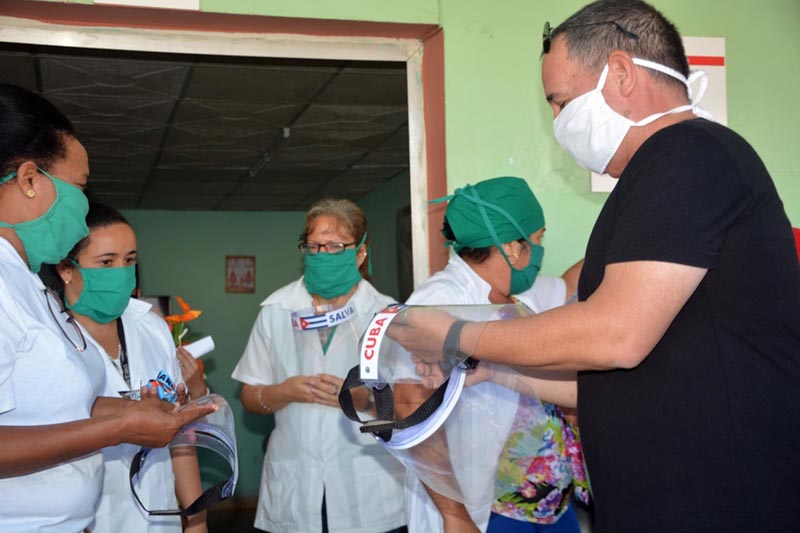 Personal médico del banco de sangre  Dr. Alfonso Garnier Hernández, de Ciego de Ávila,  se beneficiará  con máscaras protectoras donadas por el proyecto Avilarte, del Fondo Cubano de Bienes Culturales, como apoyo al enfrentamiento al nuevo coronavirus causante de la enfermedad COVID-19. Cuba, 13 de mayo de 2020. ACN FOTO/Osvaldo GUTIÉRREZ GÓMEZ/sdl