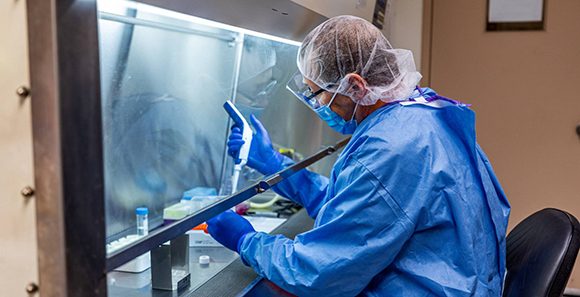 Científico experimenta con una posible vacuna para el coronavirus en EE.UU. Foto: Reuters.