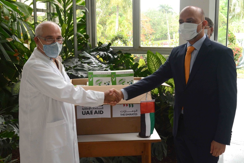 Bader Abdullah Saeed Bin Saeed Almatrooshi (derecha) ,embajador de Emiratos Árabes en Cuba, hace entrega al Dr. Manuel Romero Placeres, director del Instituto de Medicina Tropical Pedro Kouri, de la donación para la ayuda medica a Cuba para contribuir a los esfuerzos en la lucha contra la COVID-19, en el IPK, en La Habana, el 6 de junio de 2020.
ACN FOTO/Marcelino VAZQUEZ HERNANDEZ/mvh