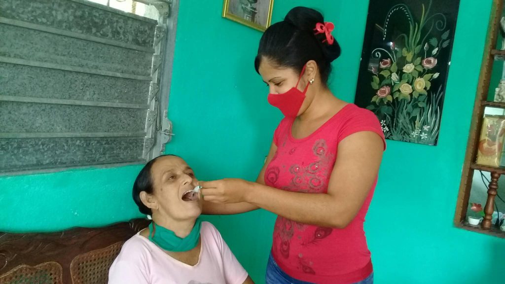 La familia en casa también cuida a sus adultos mayores // Foto Eliexer Pelaez Pacheco