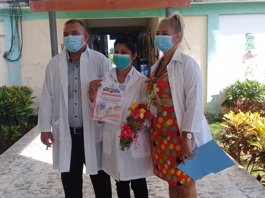 La doctora Yanelis es recibida en su centro de labor, el Hospital Pediátrico Hermanos Cordové // Foto Leslie Navarro