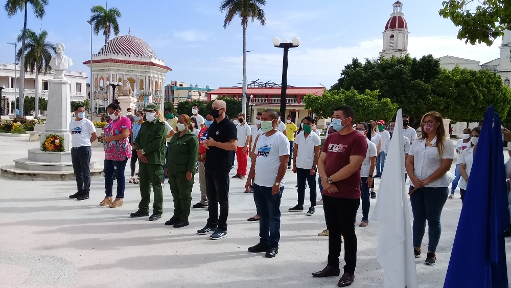 La visita de Diosvany Acosta Abrahante a Manzanillo comenzó con el acto de reconocimiento a los jóvenes que participan en el enfrentamiento a al COVID-19 // Foto Eliexer Pelaez Pacheco