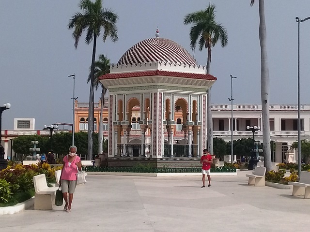 La joya que adorna a la novia del Golfo del Guacanayabo/Foto Lilian Salvat Romero
