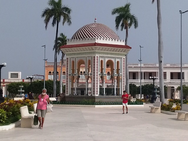 La joya que adorna a la novia del Golfo del Guacanayabo/Foto Lilian Salvat Romero 