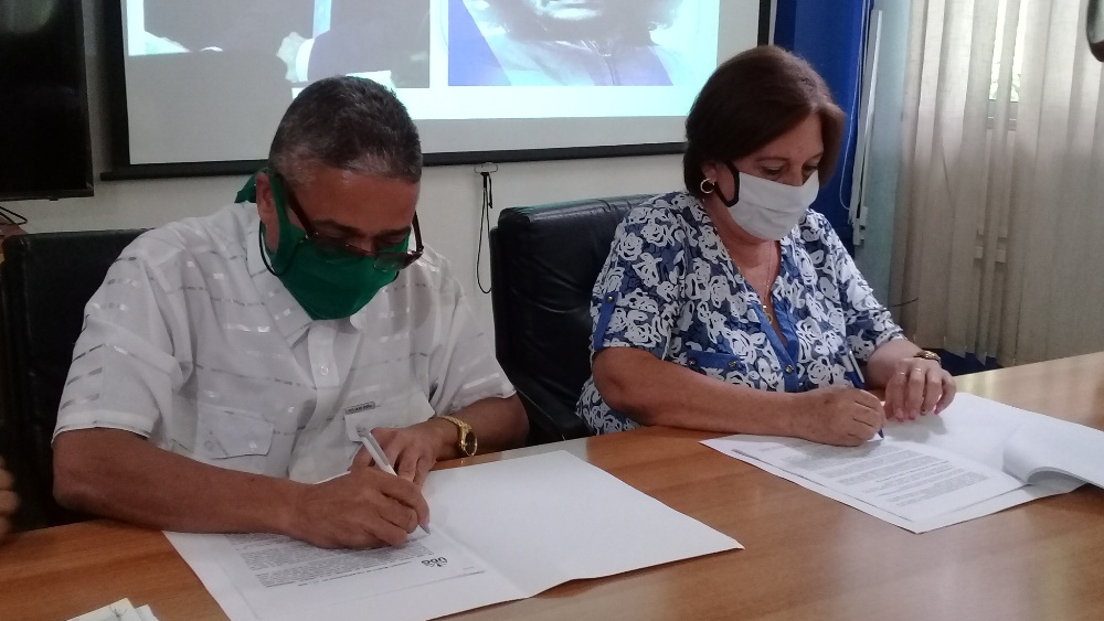 Los principales representantes de Pescagran y la Universidad de Granma realizan oficialmente la firma del convenio entra ambas entidades // Foto Eliexer Pelaez Pacheco