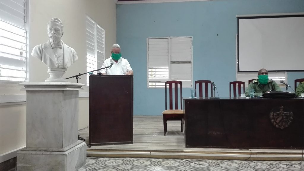 El Doctor Carlos Rodríguez informa al CDM las medidas que corresponden a la primera fase de la primera etapa de recuperación de la #COVID19 que comienza mañana en Manzanillo // Foto Marlene Herrera