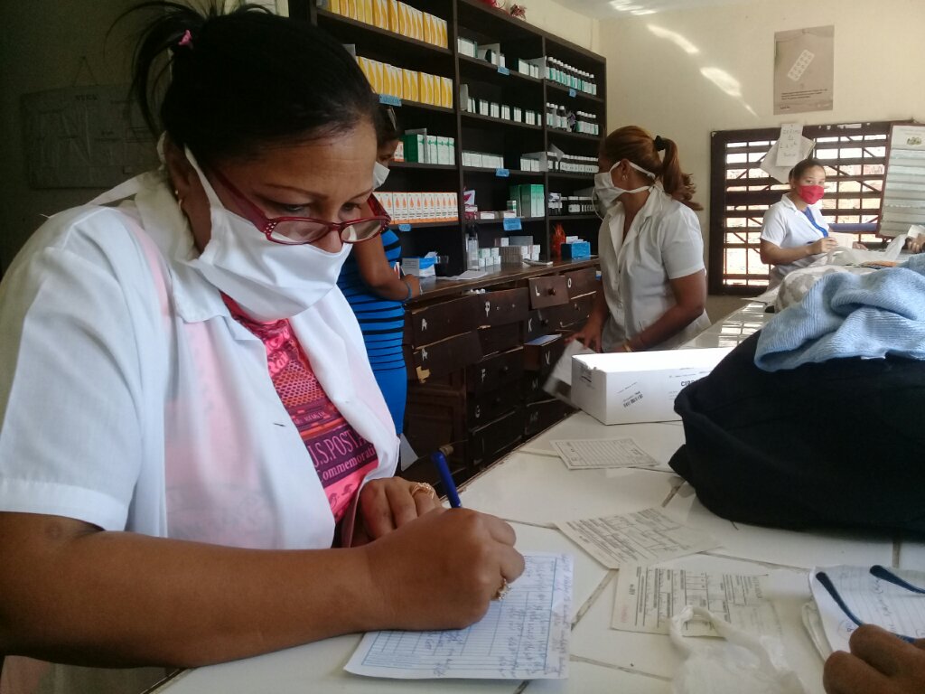 Suleida León, a 12 años de trabajo en farmacia, valora como humana esta tarea social en tiempos del nuevo #Coronavirus // Foto Denia Fleitas Rosales