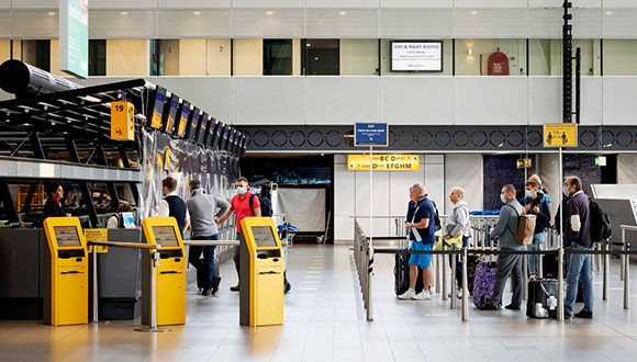 Pasajeros haciendo cola en el aeropuerto de Schiphol. Amsterdan, 15 de junio de 2020. Foto: Robin Van Lonkhujisen/AFP.