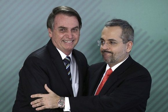 Jair Bolsonaro, presidente de Brasil y el ya ex ministro de Educación, Abraham Weintraub. Foto: AP.