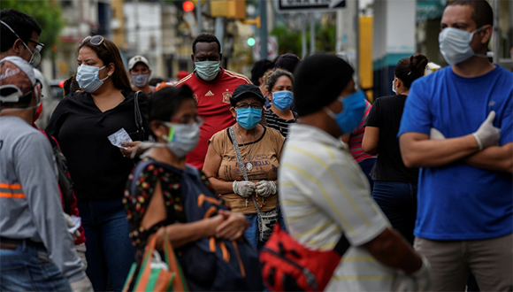 Una fila en las afueras de una farmacia en Guayaquil, Ecuador. Foto: Santiago Arcos/Reuters.