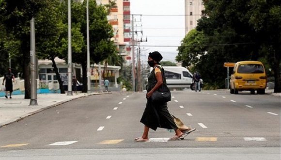 Las autoridades de salud y el gobierno mantienen y extreman las medidas para enfrentar la pandemia. Foto: EFE.