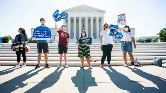 El Supremo de EE.UU. derriba una polémica ley que restringía el aborto en Luisiana en una decisión histórica.