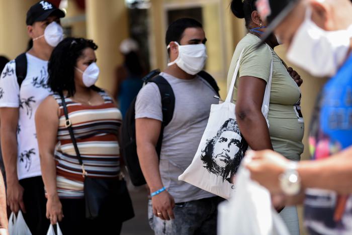n Galiano y Zanja, en Centro Habana, los clientes no cumplen con la distancia establecida de separación entre personas. Foto: Ariel Cecilio Lemus