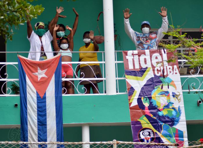  Cuba los recibe con amor, porque nuestros médicos van allí donde es más duro y necesario sanar, y están donde otros no enlodaron su blanco atuendo. Foto: Ricardo López Hevia 