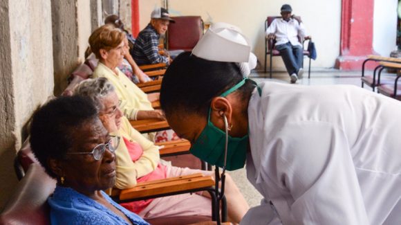 En el Hogar de Ancianos Alfredo Gómez, en La Habana, se garantiza la seguridad de la atención médica a los adultos mayores para prevenir el nuevo coronavirus. La Habana, Cuba, el 23 de marzo de 2020. Foto: ACN