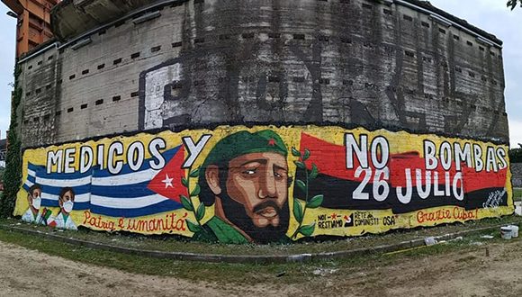 El mural apareció en las afueras de Turín para agradecer a los médicos cubanos que partieron a Piamonte para luchar contra la COVID-19. Foto: FaroDiRoma.