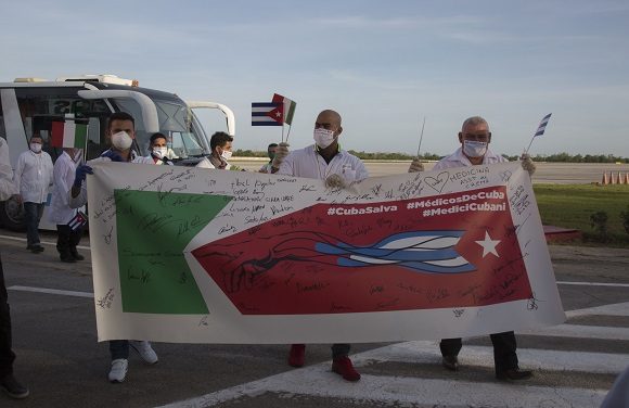 En suelo patrio Brigada Médica cubana procedente de Italia. // Foto Ismael Francisco/ Cubadebate