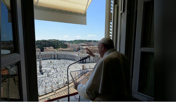 Imagen ilustrativa: El Papa Francisco hace un gesto mientras dirige la oración de Regina Coeli desde su ventana en la Plaza de San Pedro después de meses de cierre debido al brote de coronavirus, en el Vaticano. 31 de mayo de 2020. Foto: Reuters.