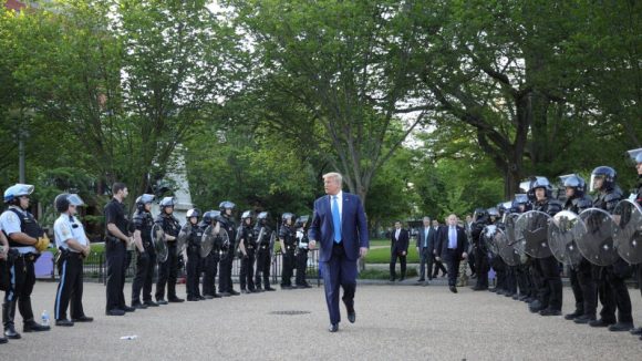 Donald Trump ha anunciado este lunes el despliegue de «miles y miles de soldados fuertemente armados» para detener los disturbios en Washington, mientras los manifestantes sacuden la ciudad en protesta por la muerte de George Floyd.