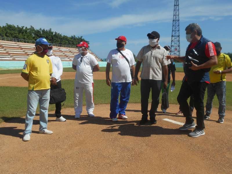 Visita el estadio de Manzanillo director nacional de béisbol // Foto Alexis Sánchez Jerez.