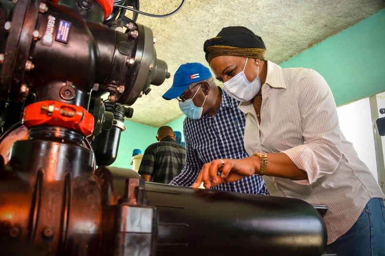 El vicepresidente de la República de Cuba, Salvador Valdés Mesa (C), acompañado de la viceprimera ministra Inés María Chapman (D), recorrieron zonas vinculadas a la producción de alimentos en el municipio de Cueto, como parte de una visita de trabajo a la provincia de Holguín, el 18 de julio de 2020. ACN FOTO/Juan Pablo CARRERAS/ogm