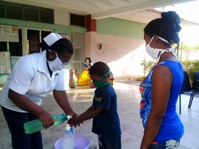 En el recibimiento de los niños a estos centros se realiza un estricto control de la higiene y salud personal de los infantes // Foto Eliexer Pelaez Pacheco