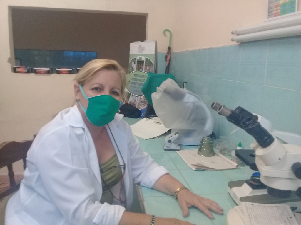 María Sierra Lamas, bióloga del laboratorio de etimología del Centro de Higiene y Epidemiología aquí. /Foto Lilian Salvat Romero 