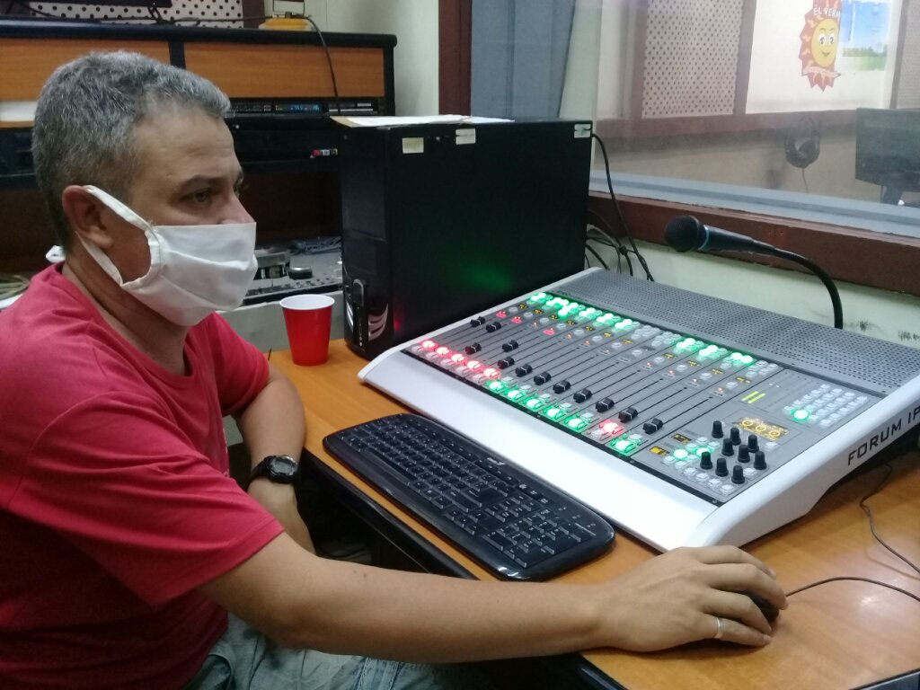 Eduardo Bertot ingenió este programa informativo y lo musicalizó // Foto Denia Fleitas Rosales 