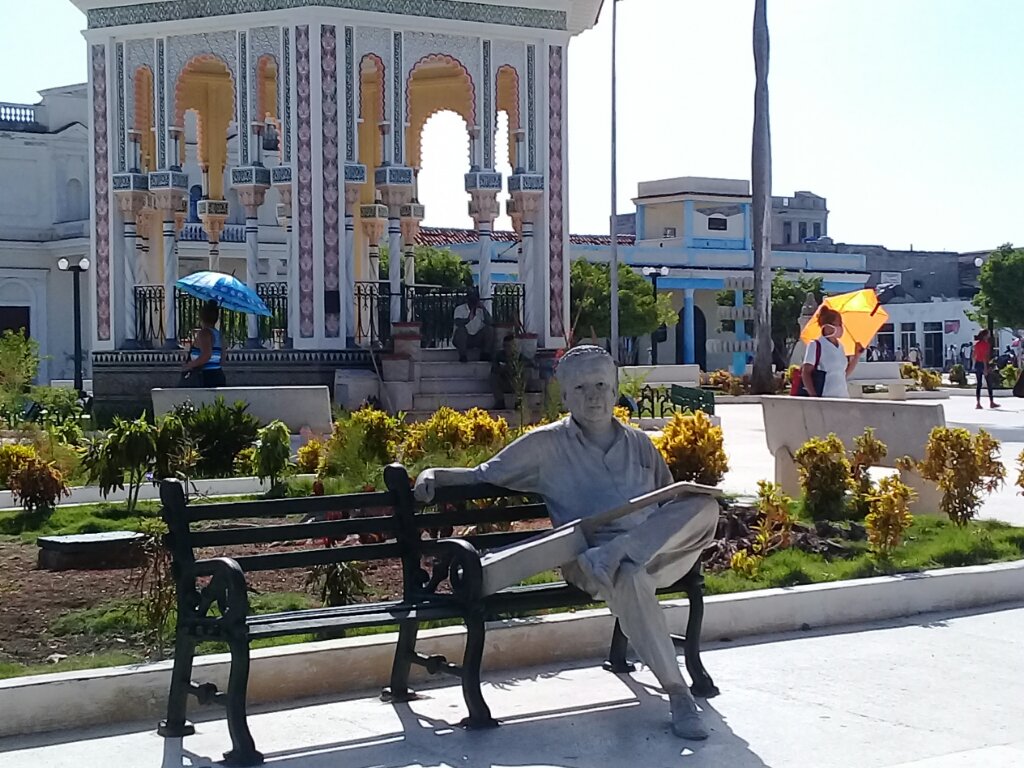 Carlos Puebla, cantor de la Revolución, permanece con su guitarra en uno de los bancos del parque central de su ciudad natal Manzanillo// Foto Denia Fleitas Rosales 