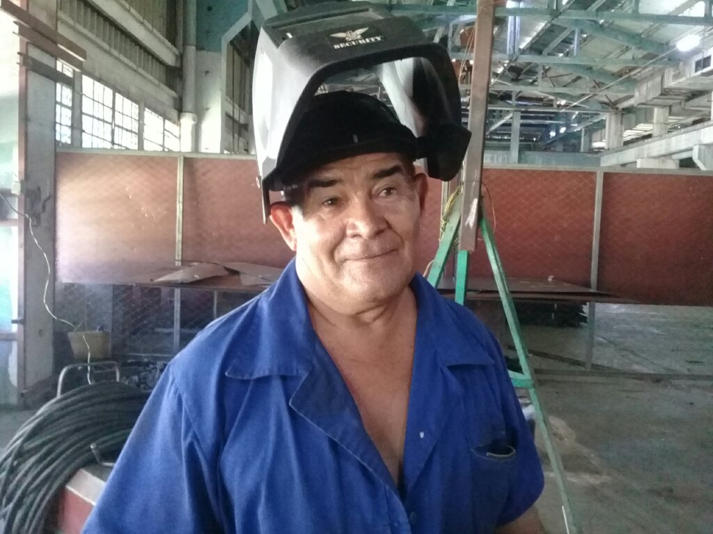 Máximo Viltres, Macario como le llaman sus compañeros de labor, es un exponente de la ciencia innovadora al servicio de la economía cubana // Foto Denia Fleitas Rosales 