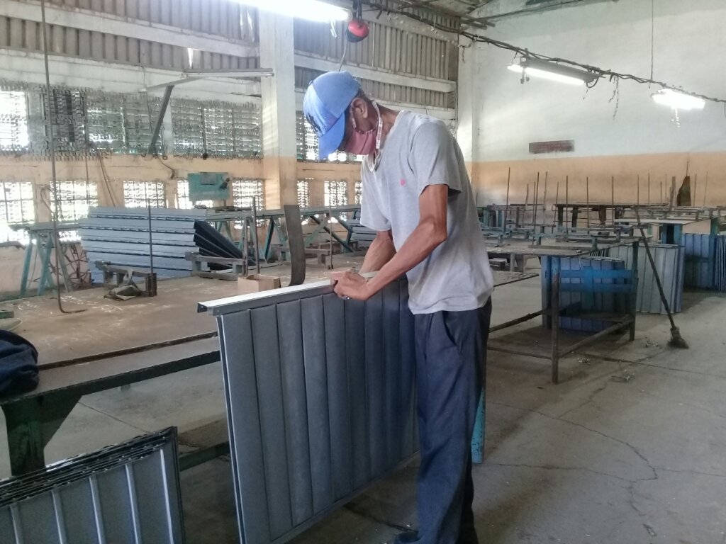 En la Unidad Empresarial de Base Oriente (Alumec) se elabora carpintería de aluminio para importantes programas sociales como el de vivienda // Fotos Denia Fleitas Rosales 