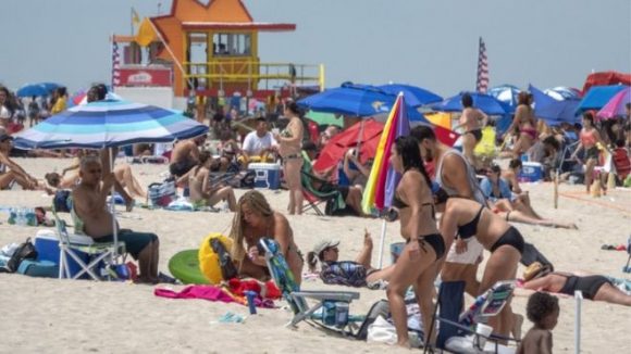 Las playas de Miami se han llenado en medio de la pandemia