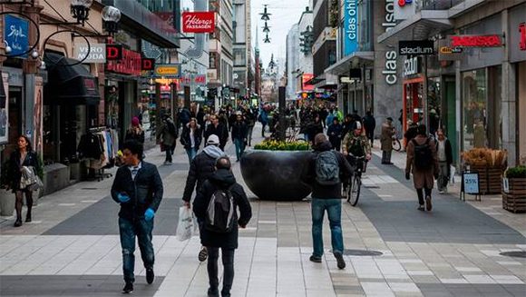 Libre movimiento y aparente normalidad en calle de Estocolmo, pero el virus sigue avanzando en Suecia. Foto: ANSA.