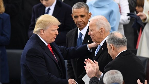 Trump saluda al expresidente Barack Obama y al exvicepresidente y actual contrincante, Joe Biden, durante su toma de posesión en 2017. Foto: AFP/Getty Images.