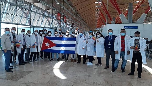 Mientras esperan en aeropuerto de Madrid el vuelo que los traerá de vuelta a casa. Foto: Cortesía brigada médica cubana