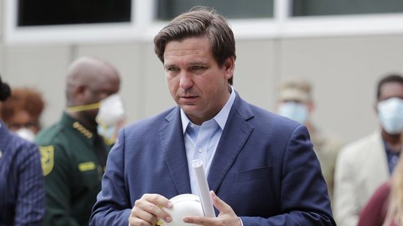 Los sindicatos presentaron el recurso contra Ron DeSantis para frenar la orden que exige que los planteles reabran pese al COVID-19. Foto: AP.