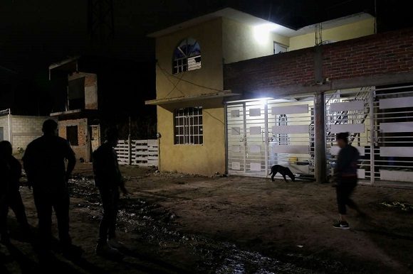 Miembros de medios de comunicación frente a un centro de rehabilitación de drogas donde asaltantes mataron a varias personas según la policía de Irapuato, en el estado Guanajuato, México. Foto: Sergio Maldonado/Reuters.