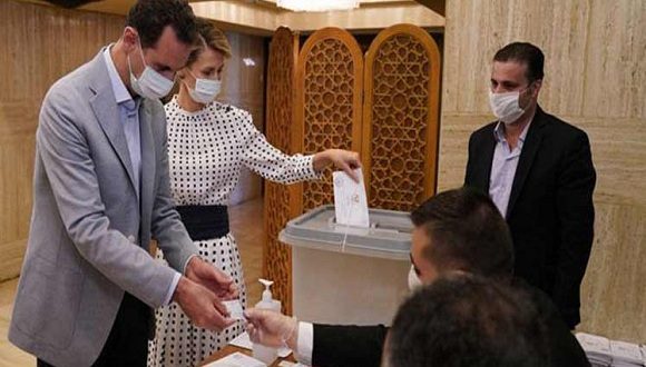 Entre los primeros electores que ejercieron su derecho estuvieron el presidente, Bashar Al-Assa y su esposa Asma. Foto: Prensa Latina