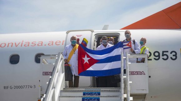 Arriban médicos cubanos de la brigada Henry Reeve que prestaron ayuda humanitaria en Venezuela, en el Aeropuerto Internacional José Martí, en La Habana, Cuba, el 20 de agosto de 2020 // Foto Ariel Ley Royero/ ACN