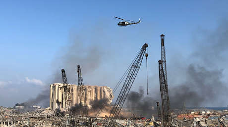 Helicóptero del Ejército libanés sobrevuela el lugar de las explosiones en la zona portuaria de Beirut, Líbano, el 5 de agosto de 2020 // Foto Issam Abdallah / Reuters