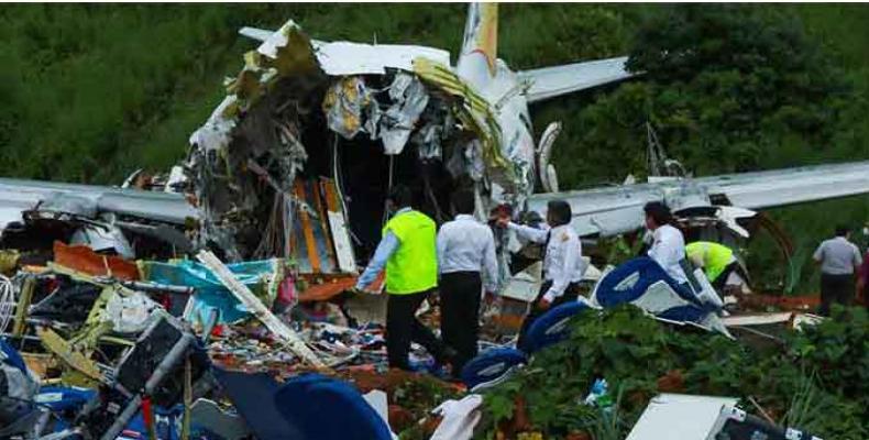 Investigadores y autoridades de la aviación llegaron al lugar de los hechos. Fotos tomadas de PL

Investigadores y autoridades de la aviación llegaron al lugar de los hechos// Fotos tomadas de PL