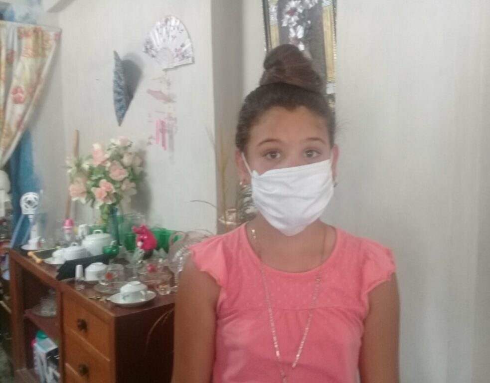 A sus 10 años Iliet quiere seguir los pasos de su mamá médico para también salvar vidas // Foto Lilian Salvat Romero