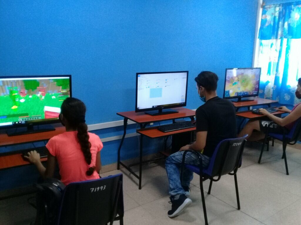 Joven Club, la computadora de la familia cubana. /Foto Lilian Salvat Romero