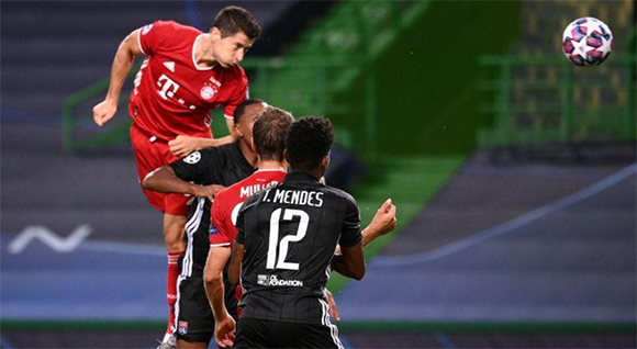 Lewandowski hizo el tercer gol del Bayern en el partido de este miércoles contra el Lyon, disputado sin público en el estadio José Alvalade de Lisboa // Foto Reuters