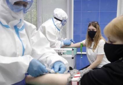 Un centro clínico ruso prueba las vacunas contra COVID-19 en voluntarios. // Foto Internet
