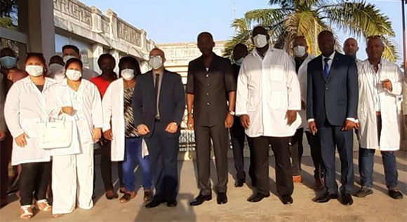 Miembros de la brigada médica cubana junto a autoridades de Togo.// Foto Misiones/Minrex